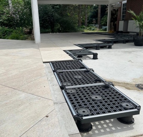 Pavimento galleggiante per terrazzi esterni: caso studio veranda con piscina